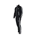 Conjunto de hombre de dos piezas, con chaqueta de cierre y pantalón, diseñado para actividades deportivas.