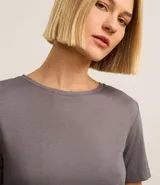 Blusa básica de viscosa color rosa, con cuello redondo y mangas cortas.