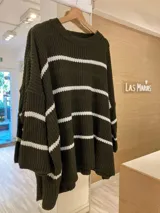 Sweater tejido de punto grueso color verde militar con rayas horizontales blancas, de corte holgado y mangas largas.