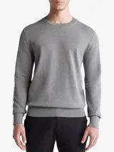 Sweater de algodón pima color gris, con cuello redondo y mangas largas.