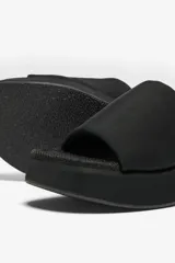 Sandalias negras con plataforma de goma EVA y tira ancha sobre el empeine.