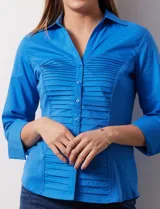 Camisa blanca de algodón marca Zac & Rachel, con cuello con solapa, abertura central con botones, delantera tableada y laterales elastizados.