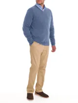 Sweater azul de cashmere con cuello en V y borde en contraste.