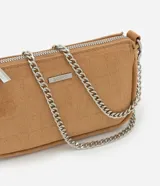 Cartera baguette color marrón claro, con correa de cadena plateada y logo metálico al frente.