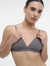 Bralette negro con breteles finos y corte triangular.