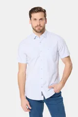 Camisa de hombre a rayas finas color rosa y blanco, de manga corta, con cuello abotonado, bolsillo en el pecho con logo bordado y botones personalizados. Confeccionada 100% en algodón.