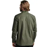 Camisa de manga larga color verde militar, con cuello clásico, cierre frontal con botones, dos bolsillos con solapa abotonada en el pecho y corte recto.