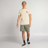 Camiseta de algodón color beige con estampado gráfico en la parte posterior, cuello redondo y mangas cortas.