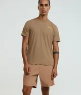 Bermuda deportiva color beige, confeccionada en poliéster, con cintura elástica y cordón de ajuste. Presenta bolsillos laterales y costuras contrastantes.