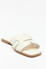 Sandalias bajas color marrón con capellada entrelazada.