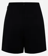 Short pollera de estilo sastre, color camel/marrón claro, con diseño de traspaso frontal asegurado por una hebilla.