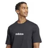 Remera negra de corte clásico con logo Adidas estampado en blanco en el pecho.