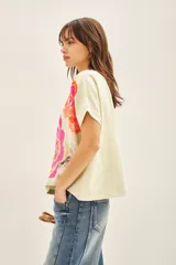 Buzo color crema de rústico de algodón, de calce holgado y manga corta. Posee un bordado central de inspiración botánica con lentejuelas.