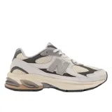 Championes urbanos New Balance modelo U2010TTO, color gris con detalles en blanco y beige, confeccionados en gamuza y malla, con logo "N" característico en los laterales y entresuela ENCAP.