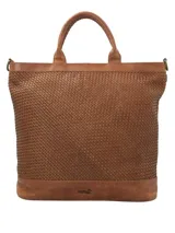 Cartera tote de cuero color marrón con diseño trenzado en el frente, doble asa corta, correa larga ajustable y extraíble, cierre superior con cremallera, tres bolsillos interiores (uno con cierre) y forro de poliéster reciclado.