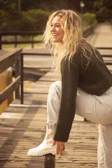 Bota Chelsea color beige, con elástico lateral y suela track.