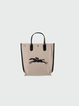 Bolso shopper Longchamp modelo Le Roseau, color beige con logo de caballo y jinete en negro. Asas cortas y ribetes en cuero negro.