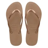 Ojotas Havaianas Slim color marrón claro con textura en la plantilla y tiras finas con diseño de espiga.