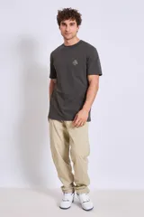 Remera gris oscuro de algodón con cuello redondo y estampado pequeño en el pecho.