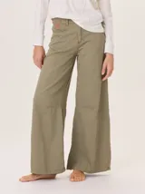 Pantalón ancho de algodón color verde militar, con corte holgado, pinzas debajo de la rodilla y pespuntes a contratono. Presenta un bordado de monograma en el bolsillo delantero.