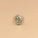 Anillo de plata 925 con apliques en oro 18k, con diseño alusivo a la profesión de enfermería. El anillo es personalizado y hecho a medida.