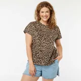 Camiseta de manga corta con estampado de leopardo en tonos beige y marrón.