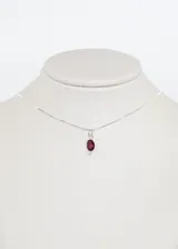 Cadena de plata 925 hipoalergénica con dije ovalado de piedra natural granate y pequeñas esferas de plata.