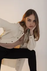 Pantalón de jean negro ajustado al cuerpo, tiro medio y corte tobillero.