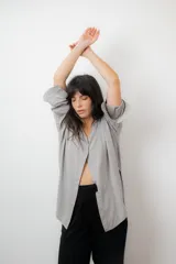 Camisa gris de manga larga con botones, de corte clásico.