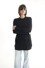 Sweater largo negro de tejido de punto con detalle de trama trenzada en el delantero.