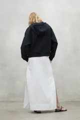 Campera gris con capucha ajustable con cordones, cierre frontal y bolsillos laterales.