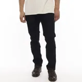 Pantalón de jean Wrangler modelo Greensboro, corte recto, color azul oscuro.