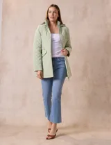 Campera capitoneada verde claro, marca Gallery, con abertura central con cierre, bolsillos delanteros y capucha desmontable. Forro interno a tono.
