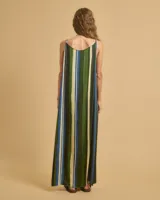 Vestido largo con estampado de rayas verticales en tonos azul, verde y blanco. Tiene tirantes finos y corte recto.