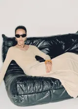 Vestido midi de punto de canalé color beige, con cuello pico, diseño evasé, cinturón desmontable, cierre de cremallera lateral y manga larga.