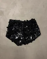 Microshort negro de tiro alto, completamente cubierto de lentejuelas redondas negras.