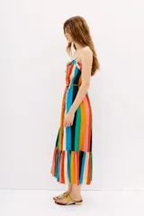 Vestido largo de viscosa con estampado de rayas verticales multicolores, breteles finos y falda con volantes.