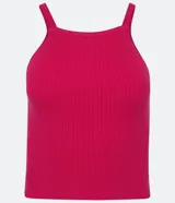 Blusa corta de tirantes finos, color fucsia, con textura acanalada y cuello halter.
