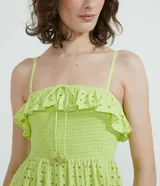 Vestido largo lila con tirantes finos, escote cuadrado, volantes en el busto y falda con textura de agujeros.