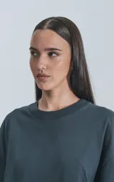 Remera de manga corta, corte crop y calce oversize, color gris oscuro (carbon) con cuello redondo.