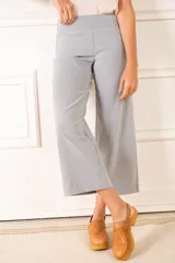 Pantalón ancho a rayas verticales celestes y blancas, de tiro medio y corte wide leg.