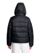 Campera puffer gris con capucha, cierre frontal y logo de Under Armour en el pecho.