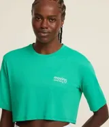 Remera deportiva cropped color verde con cuello redondo y mangas cortas amplias. Estampa con texto en el frente.