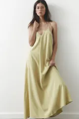 Vestido midi color verde oliva, de corte amplio, con escote en V y tirantes finos.