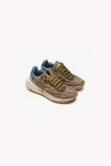 Championes Satorisan modelo Chacrona Metta, color marrón con detalles en amarillo y verde.