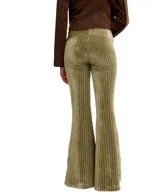 Pantalón flare confeccionado en tejido aterciopelado de color verde con lentejuelas brillantes que forman líneas verticales. Posee un calce ajustado hasta la rodilla y bota ancha.