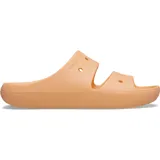 Sandalias Crocs Classic color beige con dos tiras superiores y orificios para charms Jibbitz.