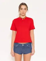 Remera roja de jersey pesado con escote redondo, mangas cortas y bordado de chilli en el delantero.