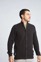 Campera tejida para hombre color bordó, con cierre frontal completo, cuello alto y logo bordado en el pecho. Corte regular.