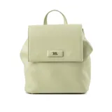 Mochila verde de símil cuero acolchado, con acceso mediante solapa con botones imantados. Tiene un compartimento principal con un bolsillo interno con cierre y dos bolsillos abiertos. Cuenta con correa regulable y herrajes plateados. El interior está forrado en tela de algodón y poliéster.